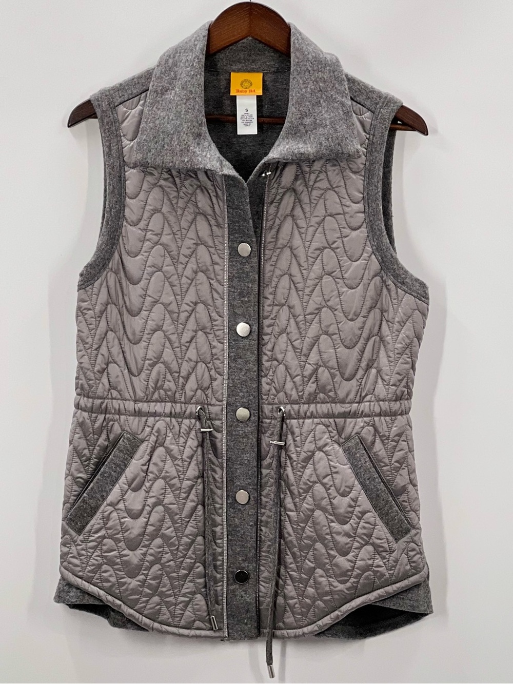 406 Ruby Rd. Quilted Light Gray Sleeveless Vest with Knit Trim